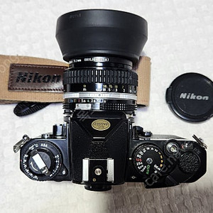 NIKON FE,(블랙,상태준수합니다),LR44 2개 기능노출정상,니코르렌즈50/1:1.4(깨끗함),후드,스트랩.