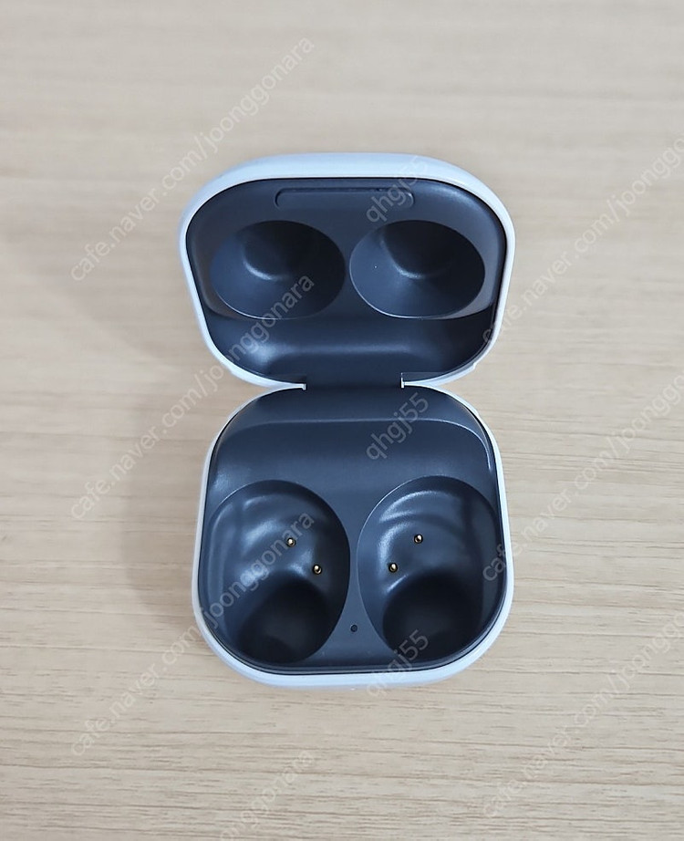 삼성 갤럭시 버즈FE 본체 그라이파이트 색상 이미지