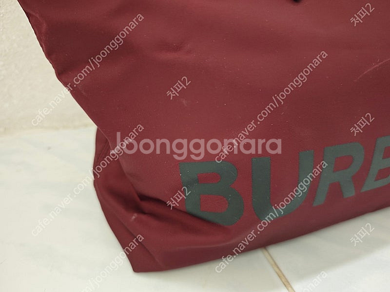 버버리 로고 포인트 나일론 미디엄 토트백 버건디--2