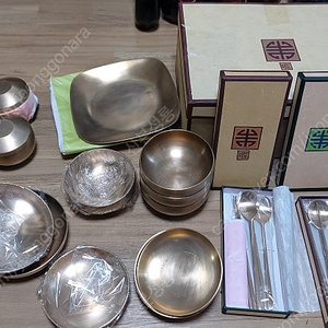 무형문화재 제22호 김선익 방짜유기 4인 세트. 빌레로이 앤 보흐, 로얄알버트,레녹스,앤슬리, 노리다케 햄프셔 골드,김경수 명인유기 5인,석봉 조무호 청자 운학문주병 외-군포시
