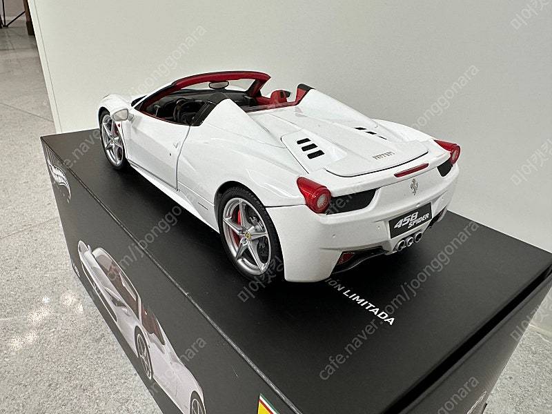 핫휠 엘리트 페라리 458 SPIDER 화이트 1:18 이미지