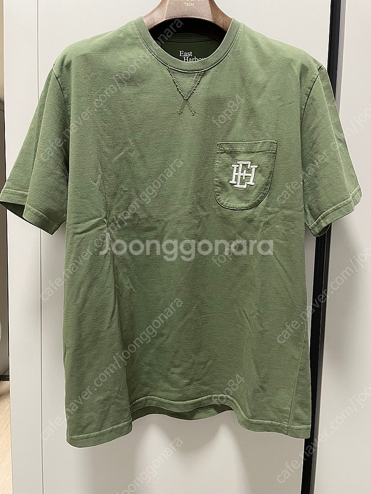 EAST HARBOUR SURPLUS, 이스트하버 서플러스 포켓 자수 반팔티 (카키 컬러), M 사이즈--0