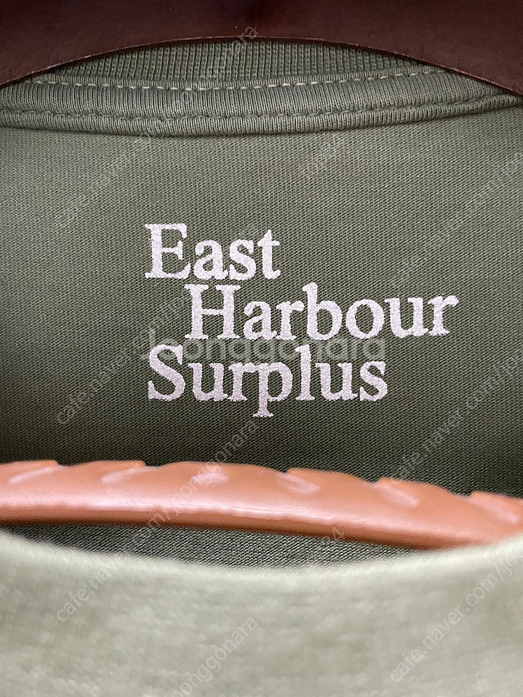 EAST HARBOUR SURPLUS, 이스트하버 서플러스 포켓 자수 반팔티 (카키 컬러), M 사이즈--3