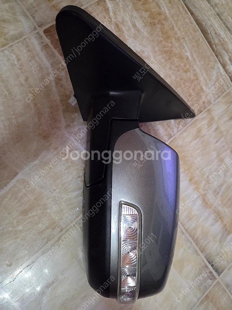 쏘렌토R 운전석 사이드미러 9핀 티타늄실버 색상 팝니다--0