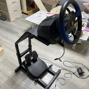 트러스트 마스터 t150 레이싱휠 겜맥 레이싱휠 거치대 팝니다