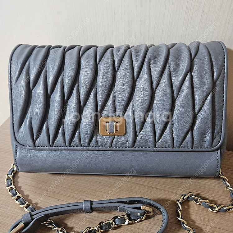 에스콰이어 가죽 엠보 퀼팅 체인 크로스백(정가35.8만)--1