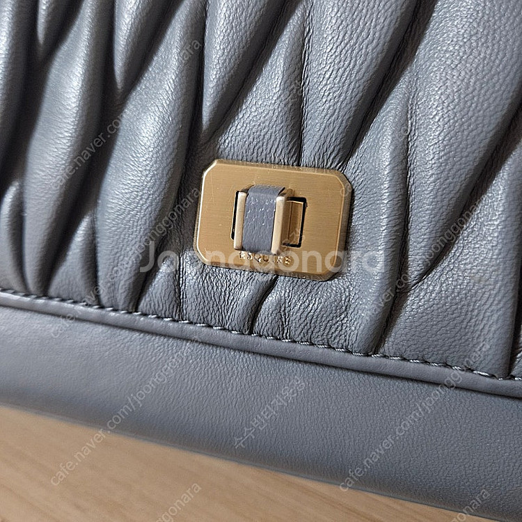 에스콰이어 가죽 엠보 퀼팅 체인 크로스백(정가35.8만)--2