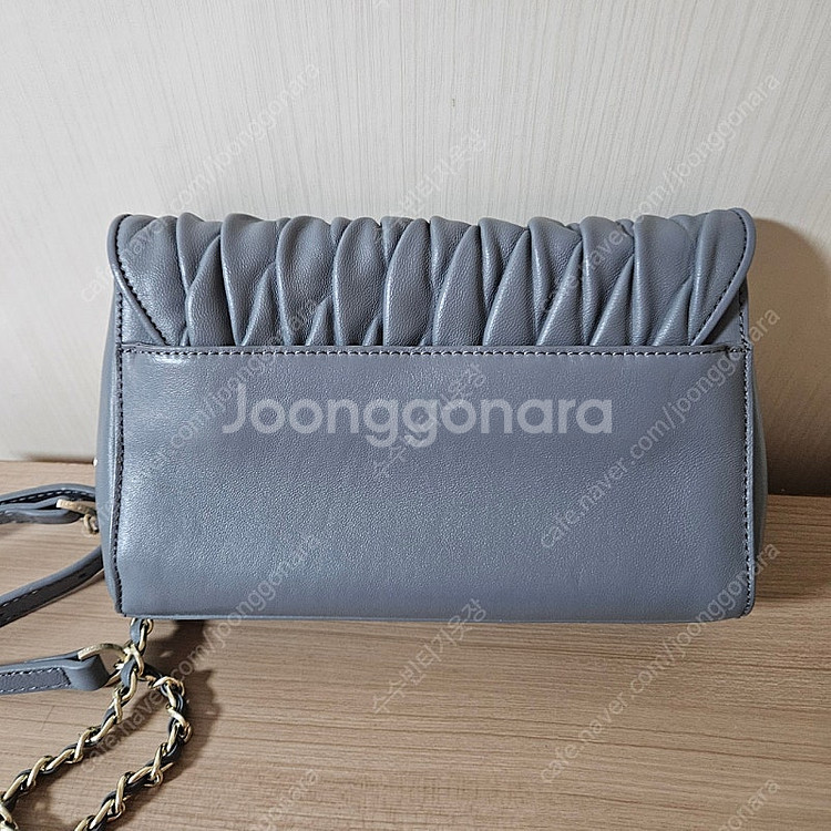 에스콰이어 가죽 엠보 퀼팅 체인 크로스백(정가35.8만)--4