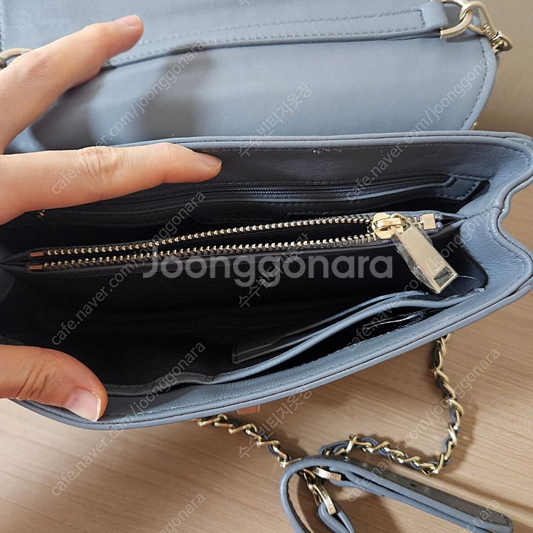 에스콰이어 가죽 엠보 퀼팅 체인 크로스백(정가35.8만)--7