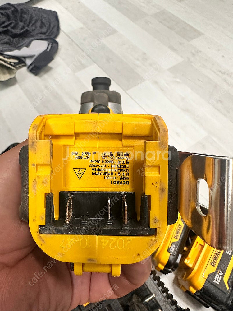 DCF801 (12V 임팩드릴) 배터리 충전기세트--1
