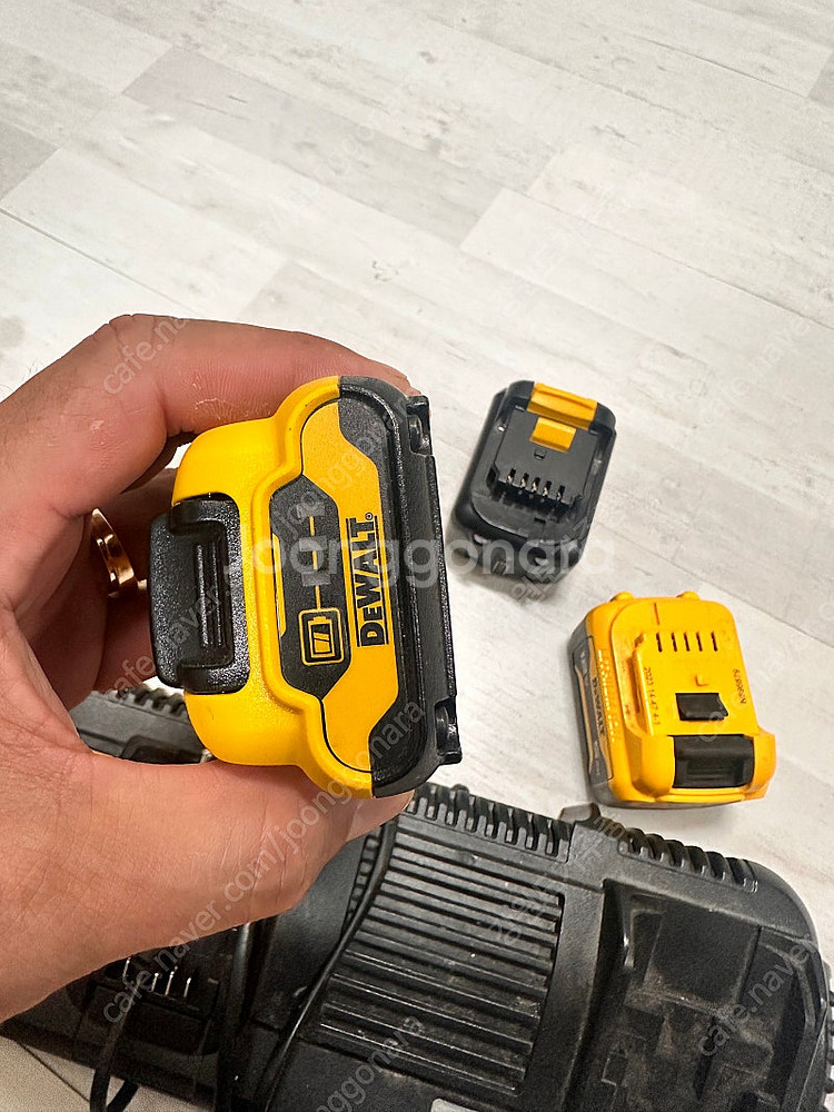 DCF801 (12V 임팩드릴) 배터리 충전기세트--3
