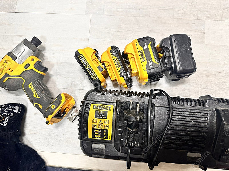 DCF801 (12V 임팩드릴) 배터리 충전기세트--8