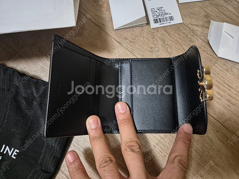 새상품) 셀린느 스몰 트리옹프 플랩 지갑 샤이니 카프스...--4