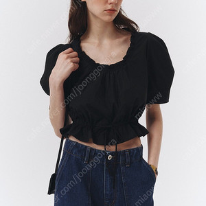 (새상품) 던스트 프릴 셔링 크롭 블라우스 FRILL SHIRRING CROP BLOUSE 블랙핑크 지수 블라우스 코스 자라 포유온 시에 마시모두띠 H&M 동남아 휴양지 블랙 검정