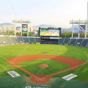 8/5(화) 엘지 vs 두산 1루네이비석 317블럭 통로 3연석 양도합니다