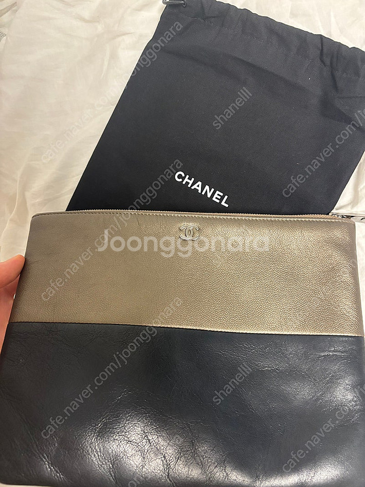 샤넬 22번대 투톤 클러치--1