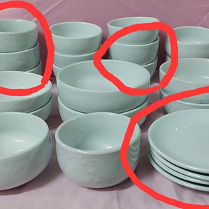 새제품 백자(청자) 양각무늬 도자기 밥공기와 주발 평접시 세트