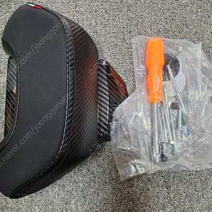 [새상품]스쿠터pcx nmax vsx 컴포트시트 요추받침대 카본무늬 판매합니다.