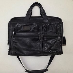 TUMI 투미 가죽 서류 가방 블랙 / 닥스 블랙 퀼팅 가죽 DD로고 숄더백 겸 크로스