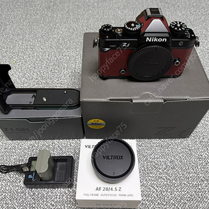 니콘 ZF 바디 (보르도레드)+빌트록스 28mm F4.5 일괄 판매 합니다.