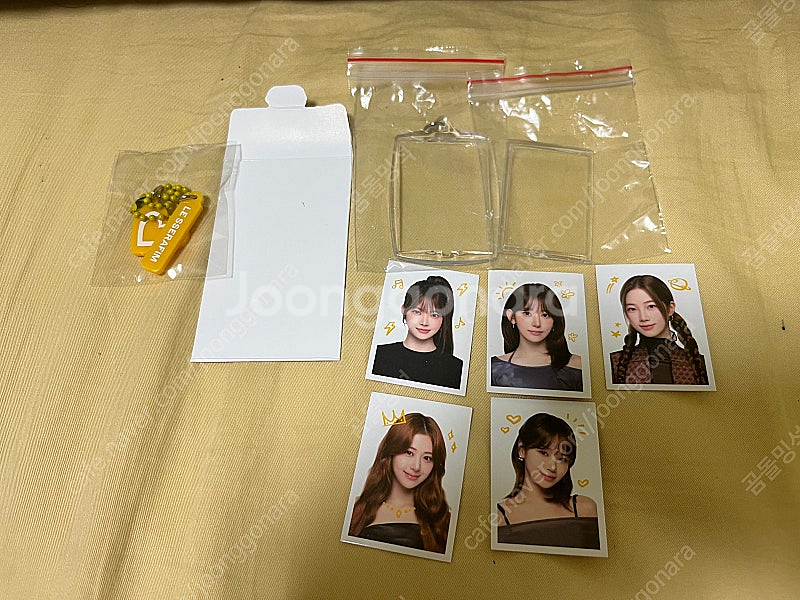 맘스터치 르세라핌 증명사진 키링 세트--0