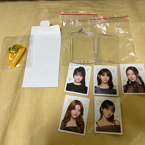 맘스터치 르세라핌 증명사진 키링 세트