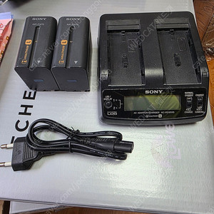 소니 NP-F970 배터리 및 AC-VQ1051D 정품 충전기
