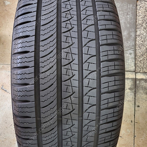 피렐리 올시즌 235/45R18 1개 팝니다