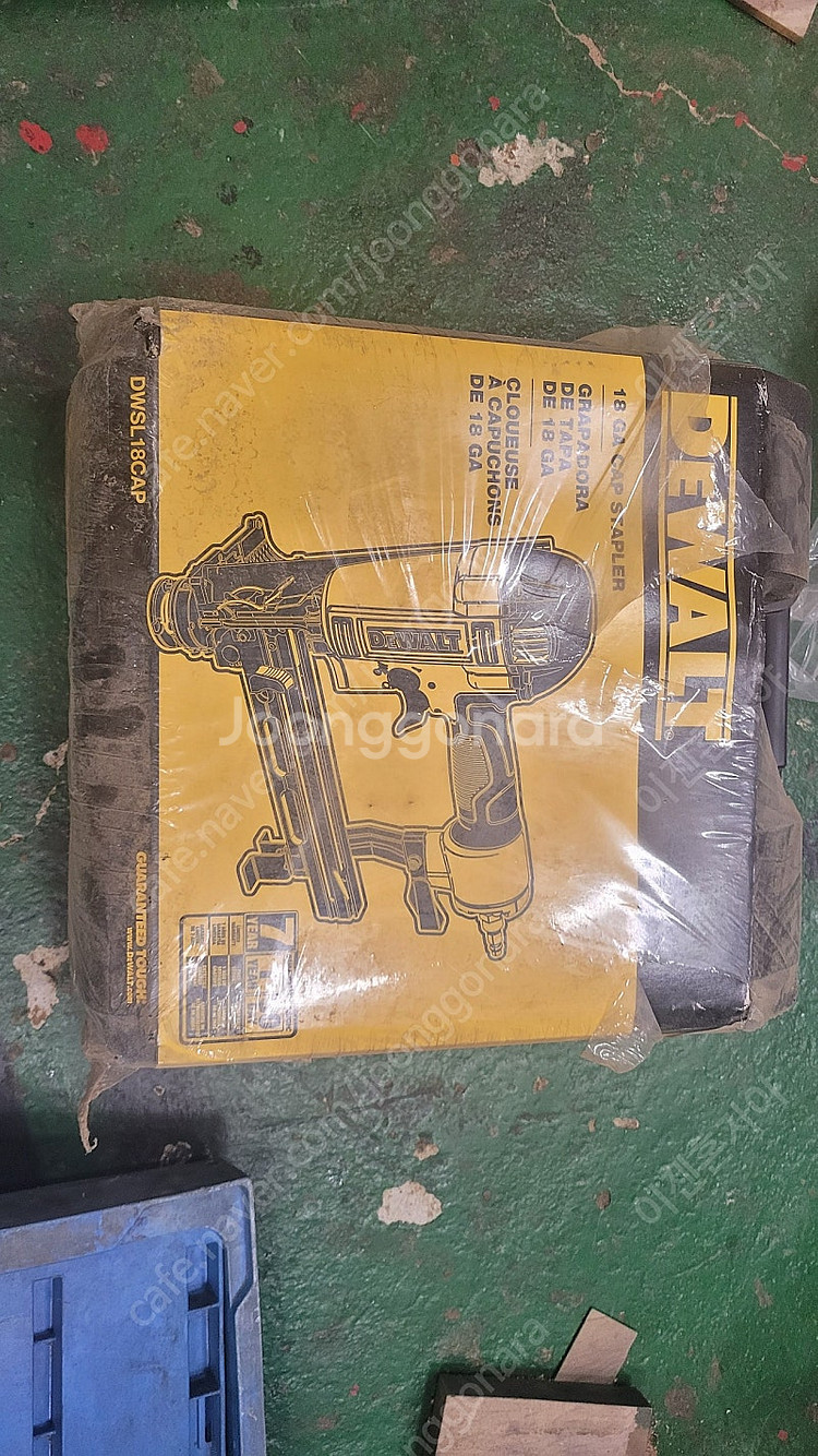 DEWALT DWSL18CAP 1-1/2" 18 Gau...--4
