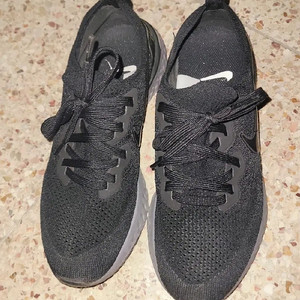 나이키 250사이즈 런닝화입니다