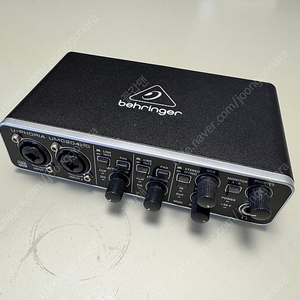 베링거 UMC204HD 오디오 인터페이스