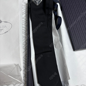 프라다 개버딘 리나일론 넥타이 급처합니다.