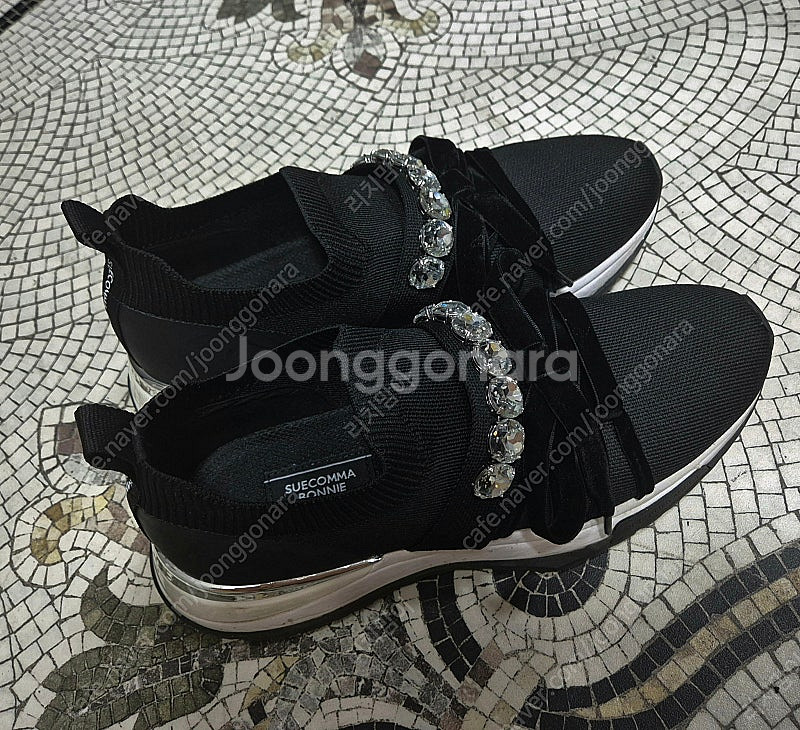슈콤마보니 뉴넬라 스니커즈 블랙 260--4