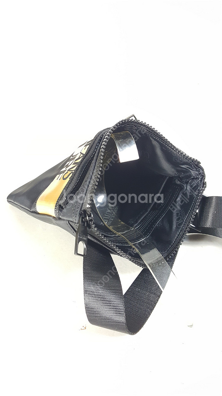 베르사체 검정/골드 나일론 남성 크로스백 정품 베르사체진스꾸뛰르--3