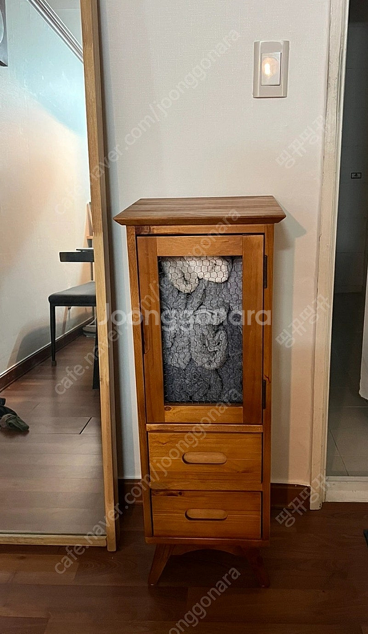 나무 틈새 수납장--1