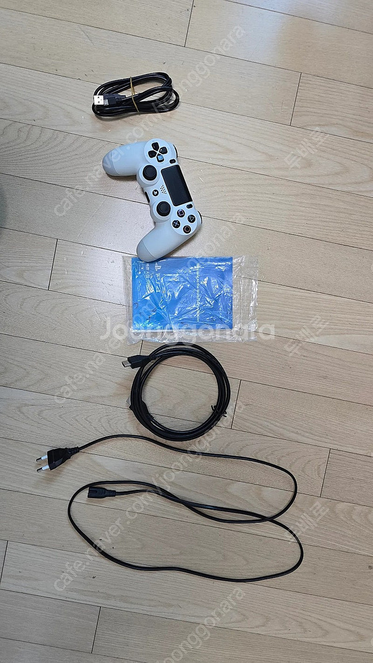PS4 본체 + 게임2개 상태 좋습니다. 박스포함 전구...--5