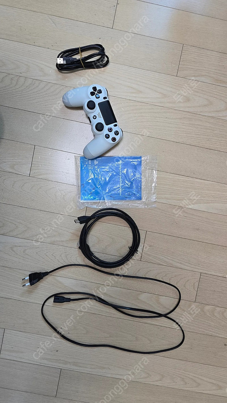 PS4 본체 + 게임2개 상태 좋습니다. 박스포함 전구성 이미지