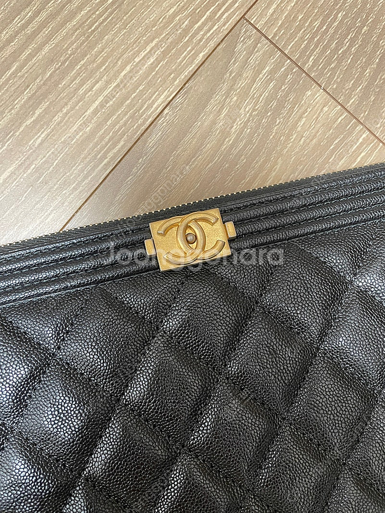샤넬 보이 클러치 뉴미듐 블랙 캐비어 금장--8