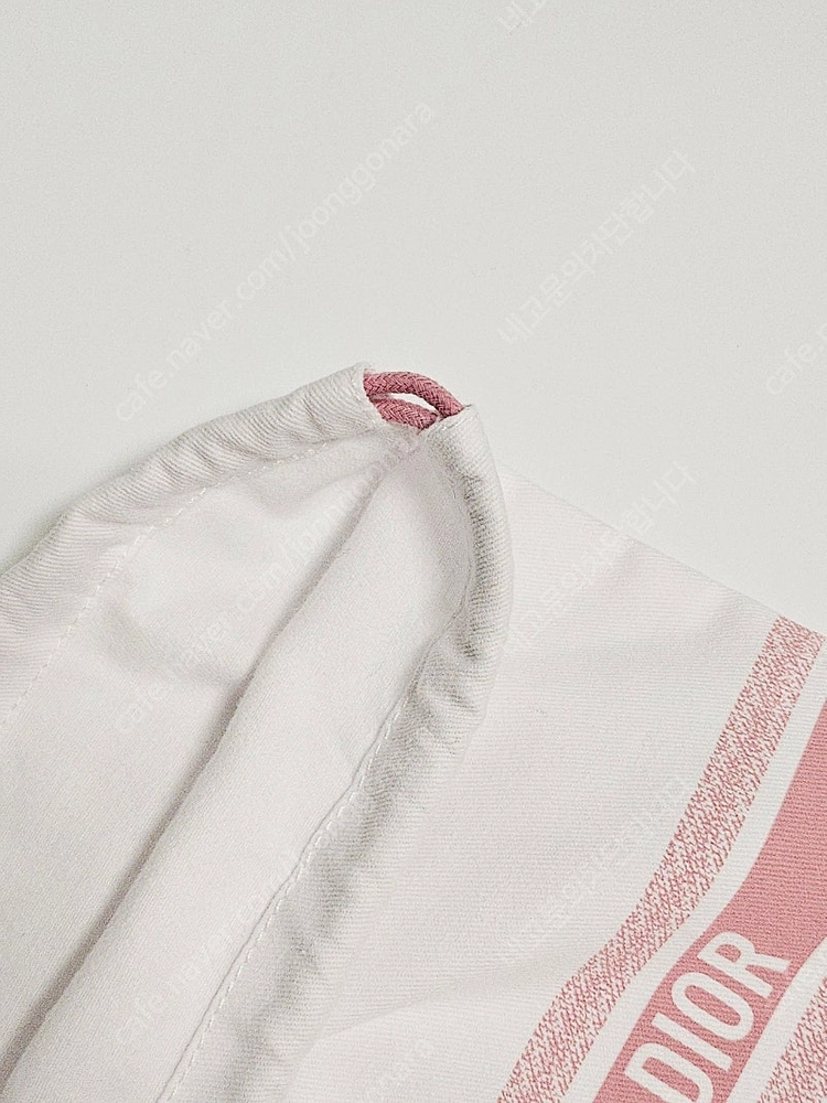 디올 핑크 스트링 파우치 이미지