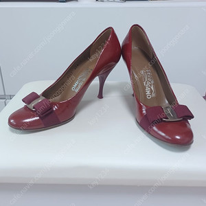 정품] 페라가모 까를라 버건디색상 구두(6C)235cm