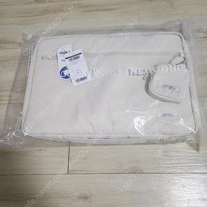 (미개봉) 네이키드니스 에어로 노트북 랩탑 파우치 16인치 크림