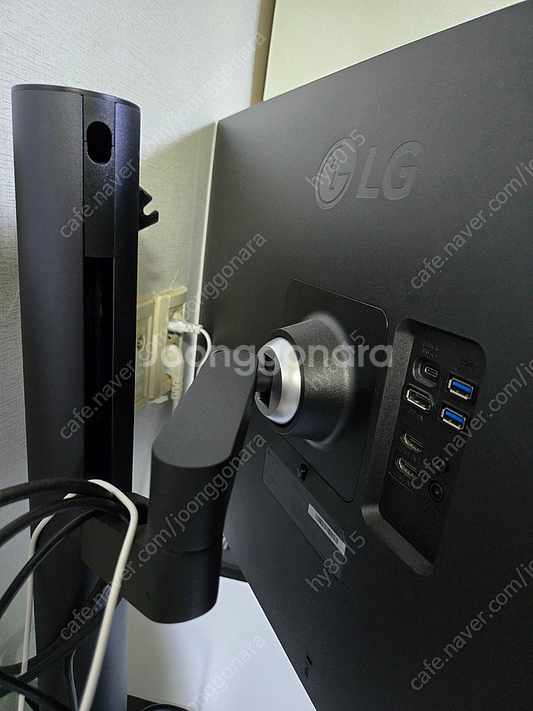 LG 360 32UN880 32인치 모니터 팝니다--2