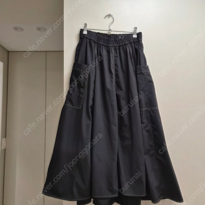 더캐시미어 밴딩스티치 플레어 스커트 55사이즈판매