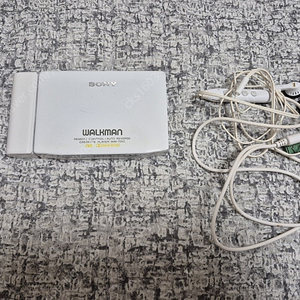 SONY워크맨 WM 701C WHITE 색상 정크기기 판매합니다.