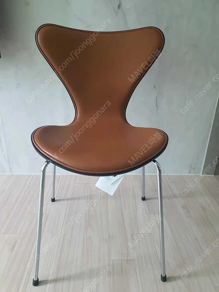 프리츠한센 플론트 업홀 월넛 가죽 세븐체어 이미지