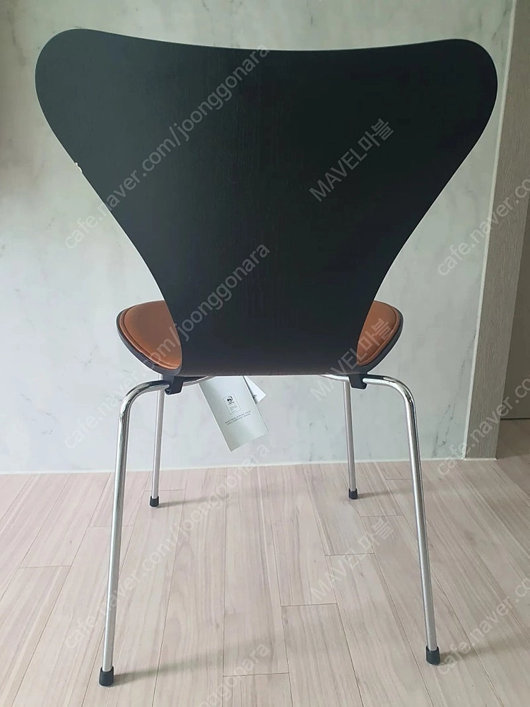프리츠한센 플론트 업홀 월넛 가죽 세븐체어 이미지