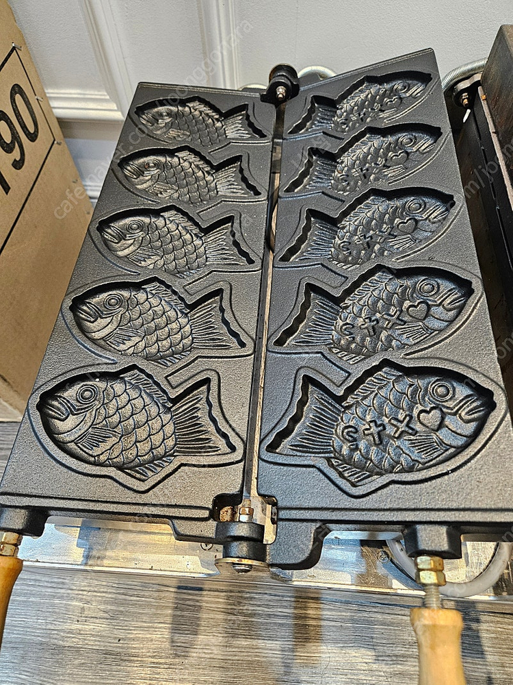 대영산업 전기 붕어빵 기계 10구 팝니다.--2