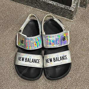 뉴발란스키즈 홀로그램 샌들 200