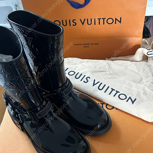25ss신상 루이비통 드롭스 플랫 하프 레인 부츠 블랙 색상 새상품입니다