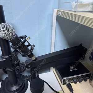 슈어 SM58, 엘가토 LP 마이크암, 베링거 UMC22 세트